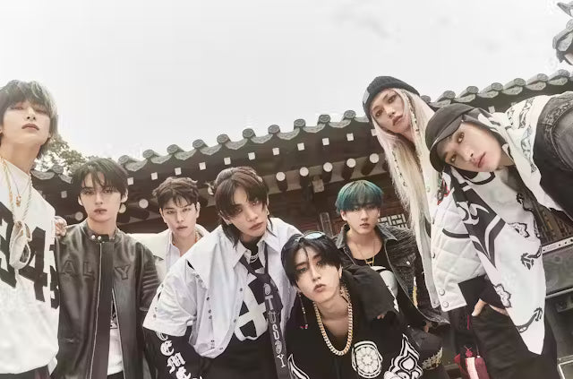 STRAY KIDS
